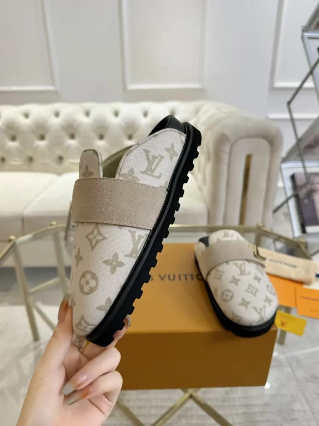 p560 High version women's toe-cap slippers ✨ **LV classic toe-toe slippers | Eternal elegance, starting from the toes** ✨ This pair of **Louis Vuitton classic toe-toe slippers** is an **eternal legend** in the fashion industry, and every detail tells **luxury and taste**. ... **Versatile, no matter the style**: ▪ Pair with jeans, casual and high-end ▪ Pair with a dress, elegant and lazy ▪ Commuting or dating, easily manage various occasions 💖 **Fashion icons are wearing it**, what are you waiting for?   **Owning it means owning an eternal classic**! ✨ #Louis Vuitton #LV slippers #Advanced sense of wear #Classic never goes out of style Fabric: Classic jacquard fabric Lining: Sheepskin lining Sole: Original rubber sole Size: Female 35-41 Male 38-46